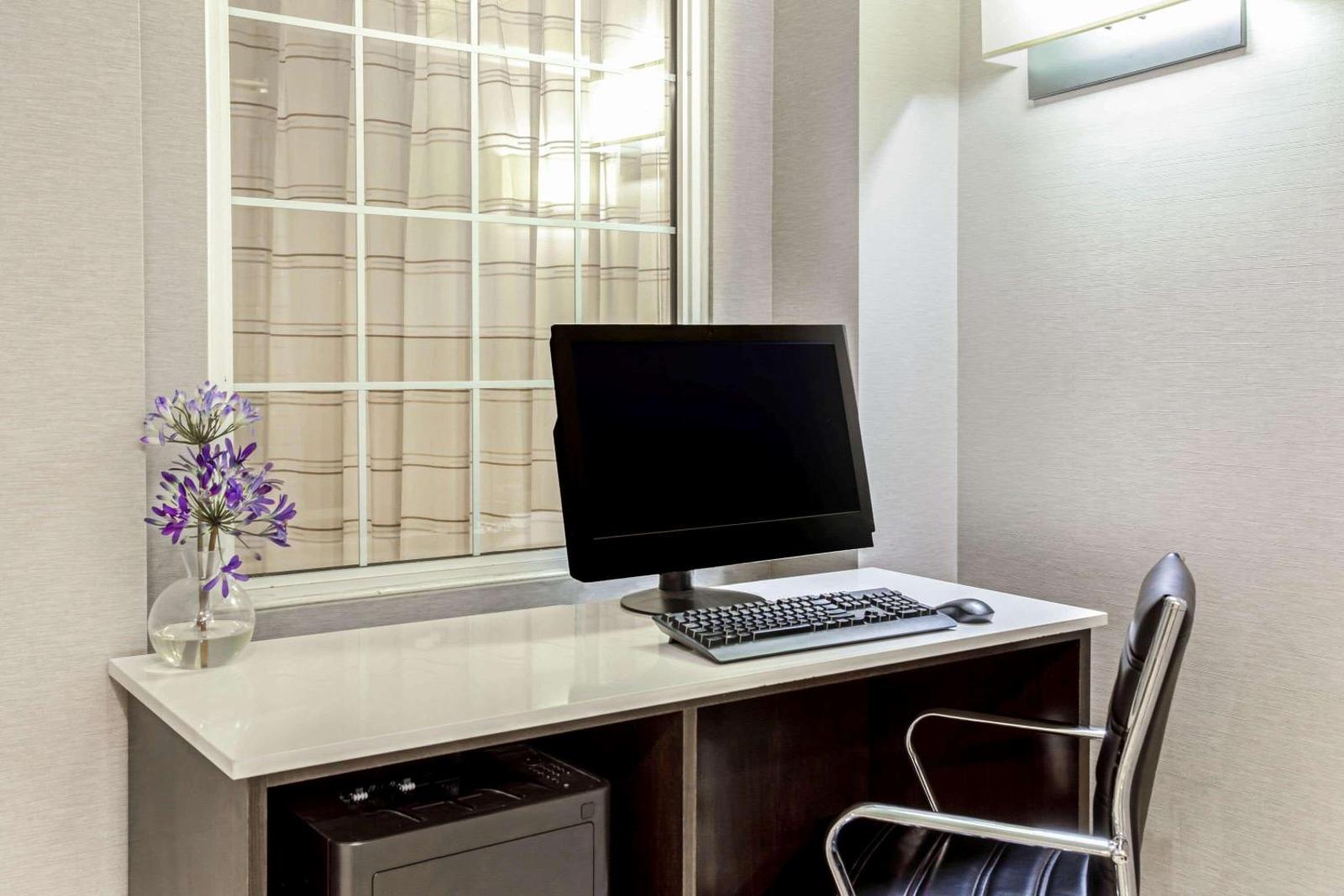 La Quinta Inn & Suites by Wyndham Tucson Airport