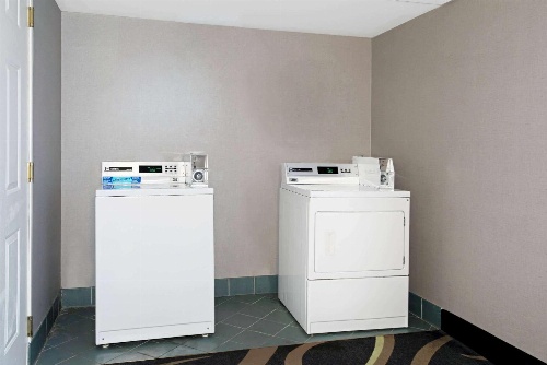 La Quinta Inn & Suites by Wyndham Tucson Airport image 2