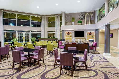 La Quinta Inn & Suites by Wyndham Tucson Airport image 3