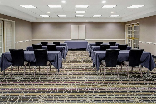 La Quinta Inn & Suites by Wyndham Tucson Airport image 5