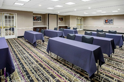 La Quinta Inn & Suites by Wyndham Tucson Airport image 6