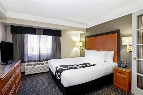 La Quinta Inn & Suites by Wyndham Tucson Airport image 7