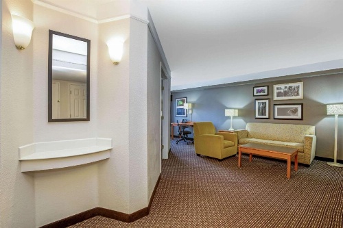 La Quinta Inn & Suites by Wyndham Tucson Airport image 8
