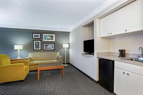 La Quinta Inn & Suites by Wyndham Tucson Airport image 9